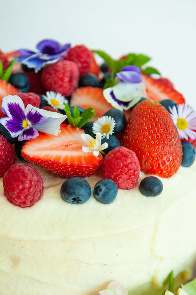 fresh fruit cake, berries, cake, instahouz