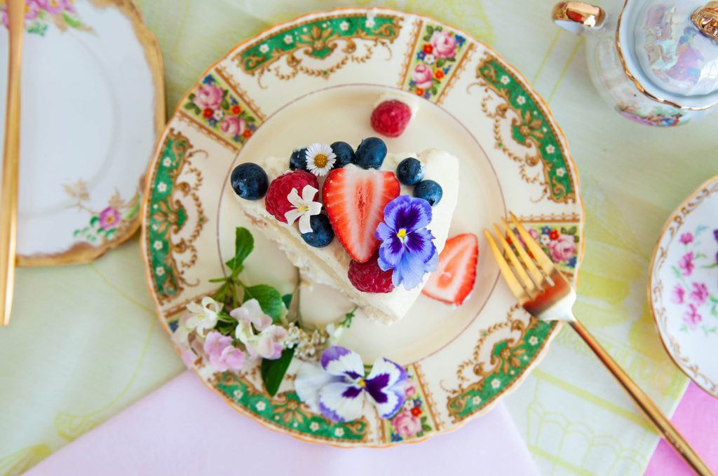 instahouz, fresh fruit cake, cake, berries, flowers